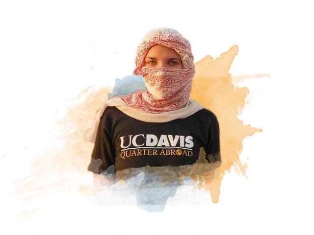 在埃及，一名加州大学戴维斯分校的女生戴着头巾摆姿势