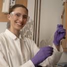 布鲁克·莫雷（Brooke Morey）身穿白色实验服，戴着护目镜，在一个研究实验室工作