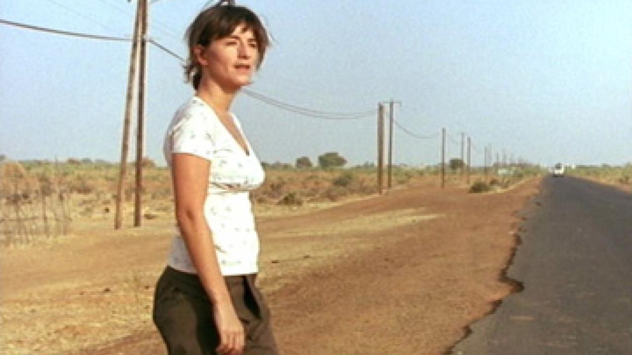 Lili (Romane Bohringer) arrives in Senegal in the film Lili et le baobab.