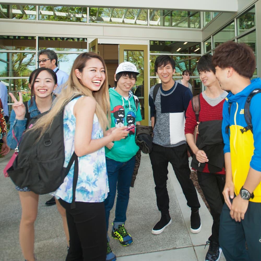 国际学生站在加州大学戴维斯分校国际中心前。